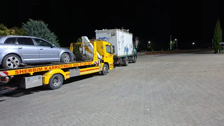 Night-time vehicle recovery on a lit lot