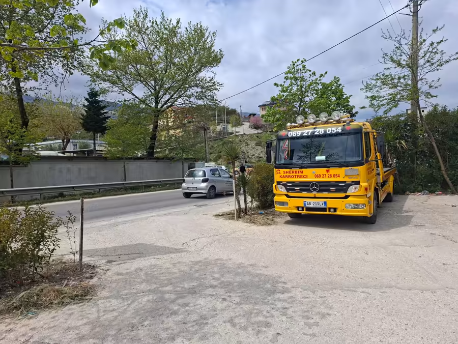 Karrotrec Rigelsi tow truck parked roadside near Gjirokastër, ready to respond