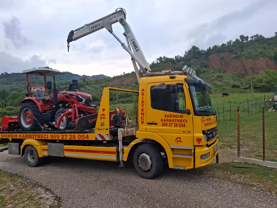 Karrotrec Rigelsi tow truck and van parked together at base